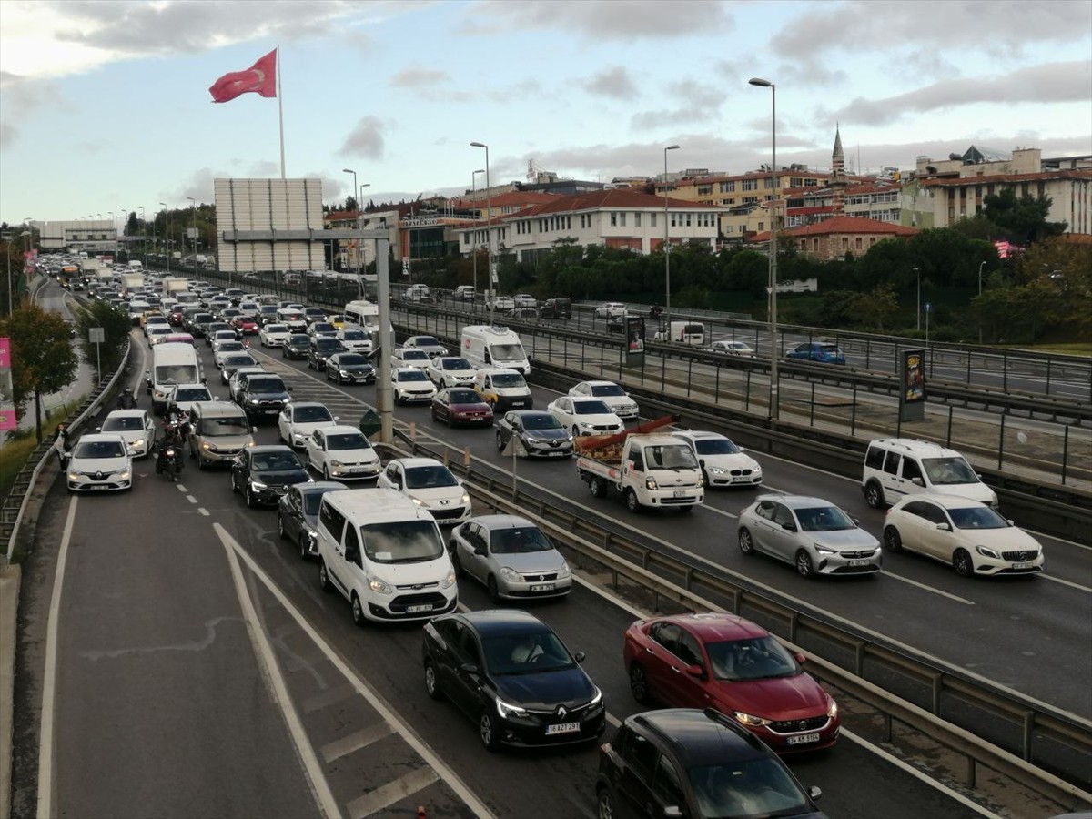 İstanbul'da sabah erken saatlerde başlayan okul mesaisi ve işe gidenlerin oluşturduğu yoğunluk...