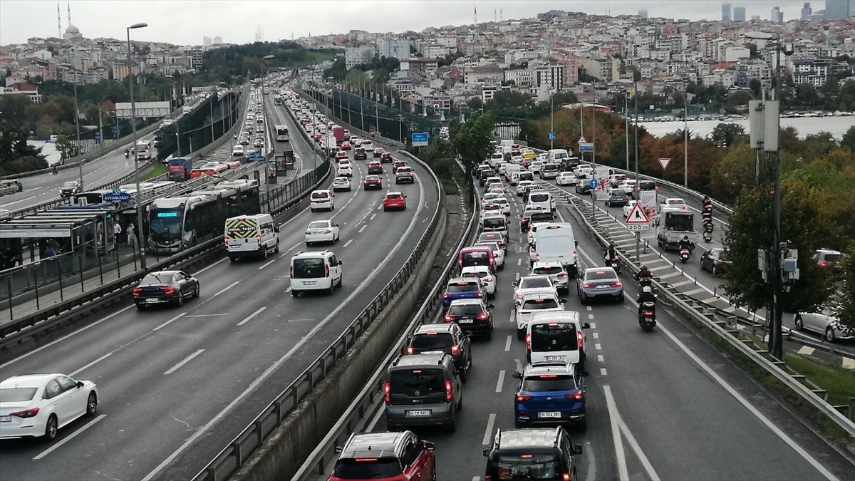 İstanbul'da sabah erken saatlerde başlayan okul mesaisi ve işe gidenlerin oluşturduğu yoğunluk...