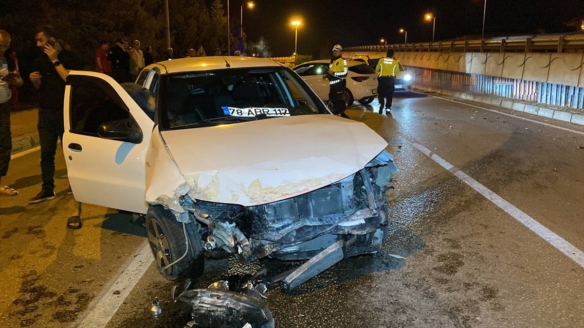 Karabük'te 2 otomobilin çarpışması sonucu 1'i çocuk 6 kişi yaralandı.