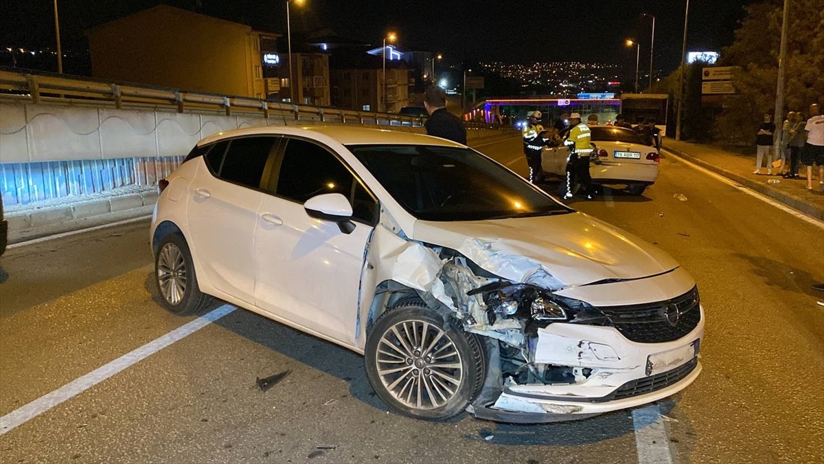 Karabük'te 2 otomobilin çarpışması sonucu 1'i çocuk 6 kişi yaralandı.