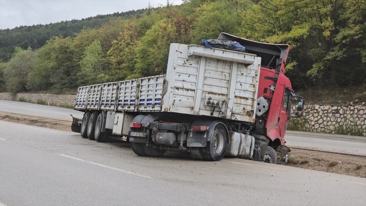 Karabük'te meydana gelen 3 ayrı trafik kazasında 3 kişi yaralandı.