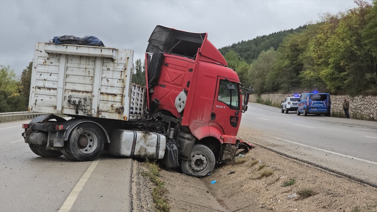 Karabük'te meydana gelen 3 ayrı trafik kazasında 3 kişi yaralandı.