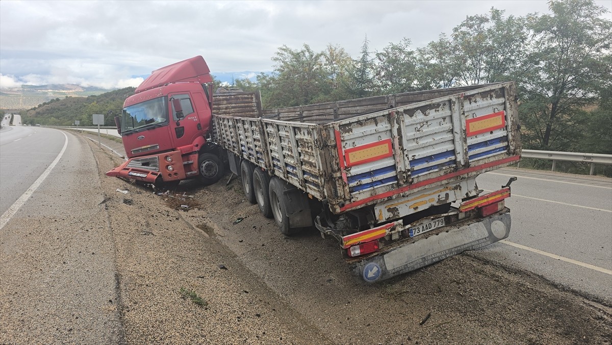 Karabük'te meydana gelen 3 ayrı trafik kazasında 3 kişi yaralandı.