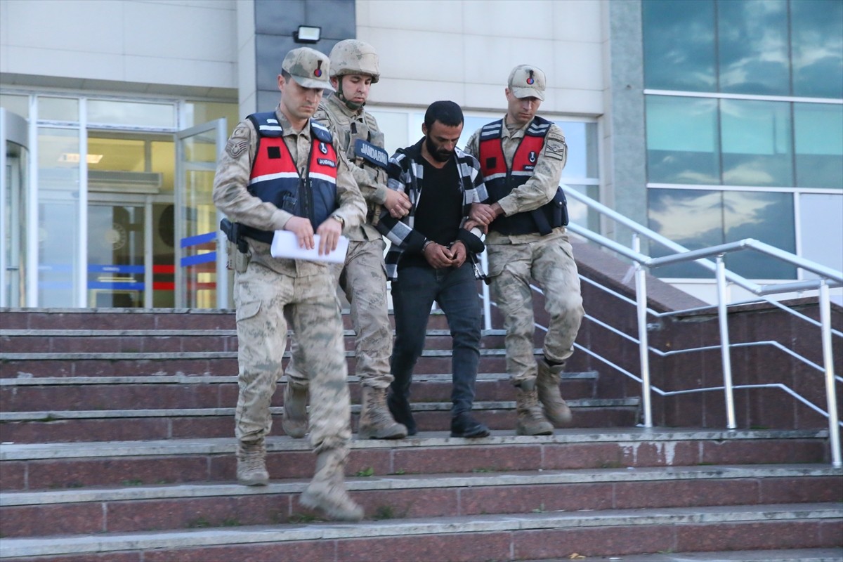 Kars'ın Susuz ilçesinde bir kişi, tartıştığı karısını silahla vurarak öldürdü. Gözaltına alınan...
