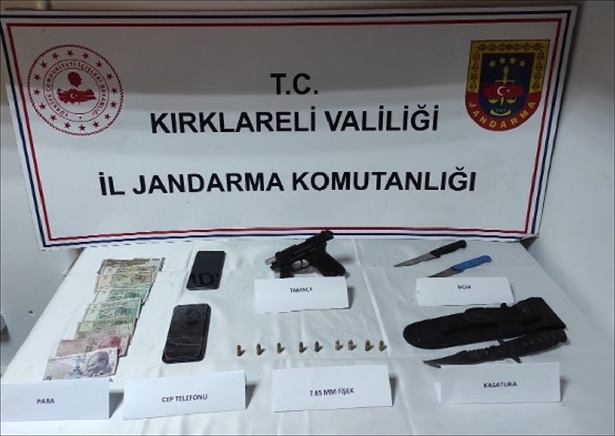 Kırklareli'nde göçmen kaçakçılığı yaptığı iddiasıyla 8 şüpheli tutuklandı. Şüphelilerin...