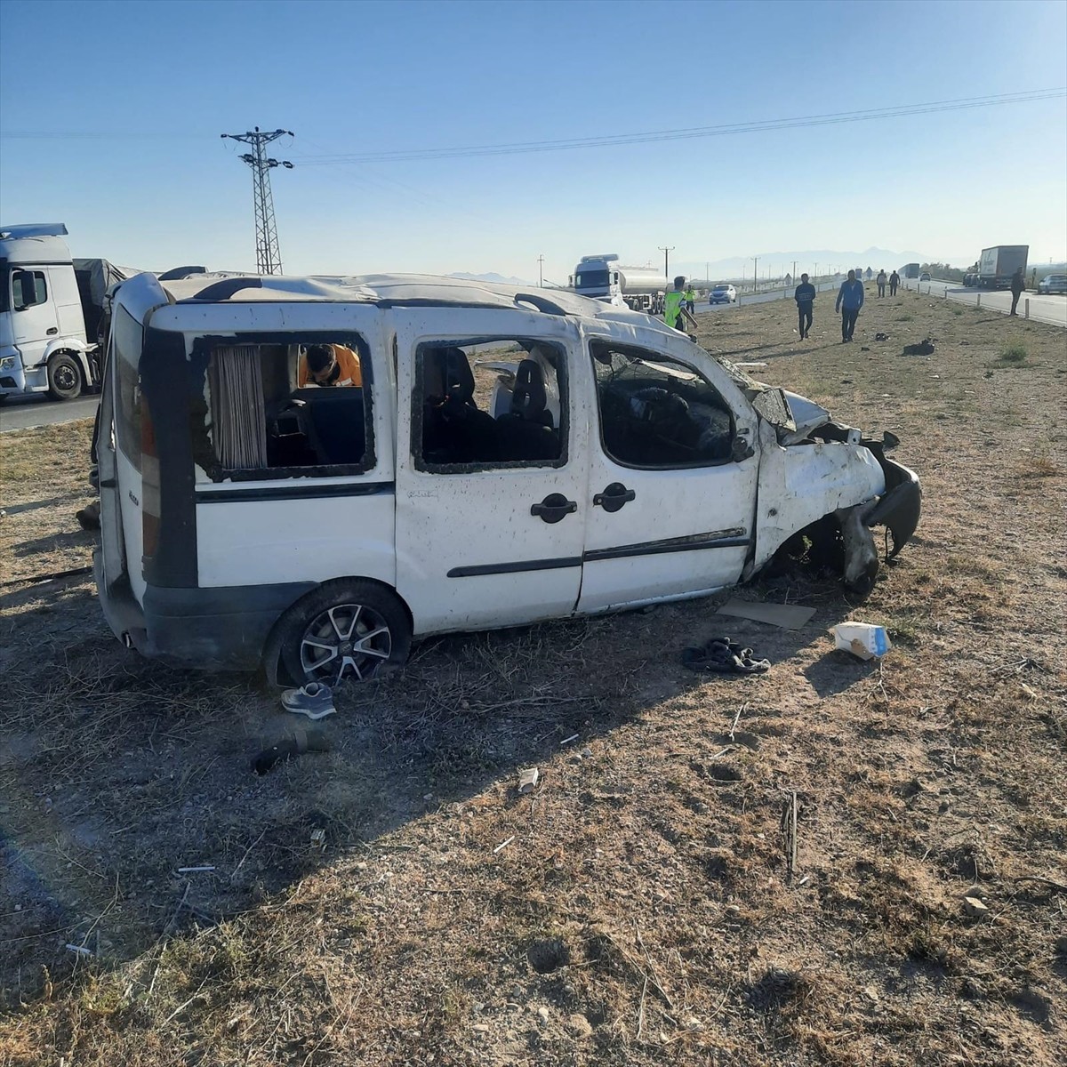 Konya'nın Karapınar ilçesinde refüje çarpan hafif ticari araçtaki 2 kişi hayatını kaybetti, 3 kişi...