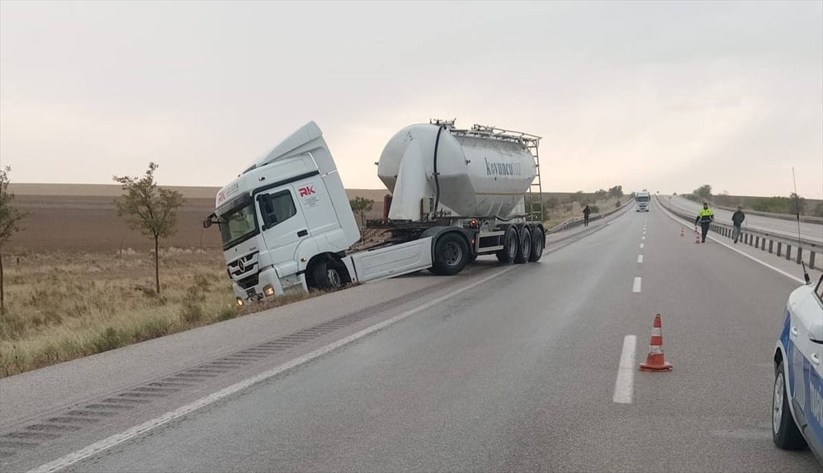 Konya'nın Kulu ilçesinde toz taşınımı nedeniyle görüş mesafesinin düşmesi sonucu meydana gelen...