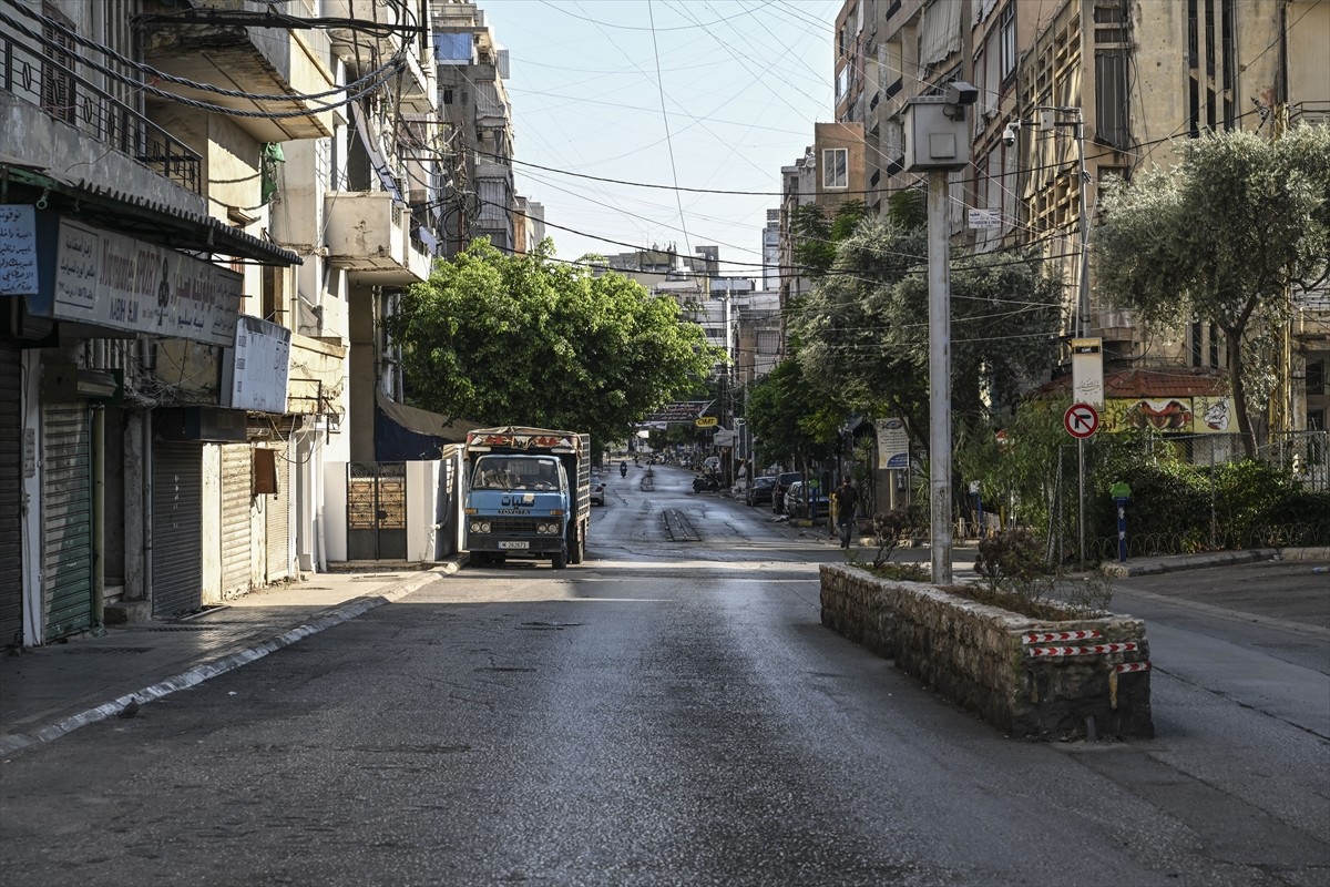 Lübnan'ın başkenti Beyrut'ta İsrail hava saldırıları sürerken bombardıman ve insansız hava aracı...