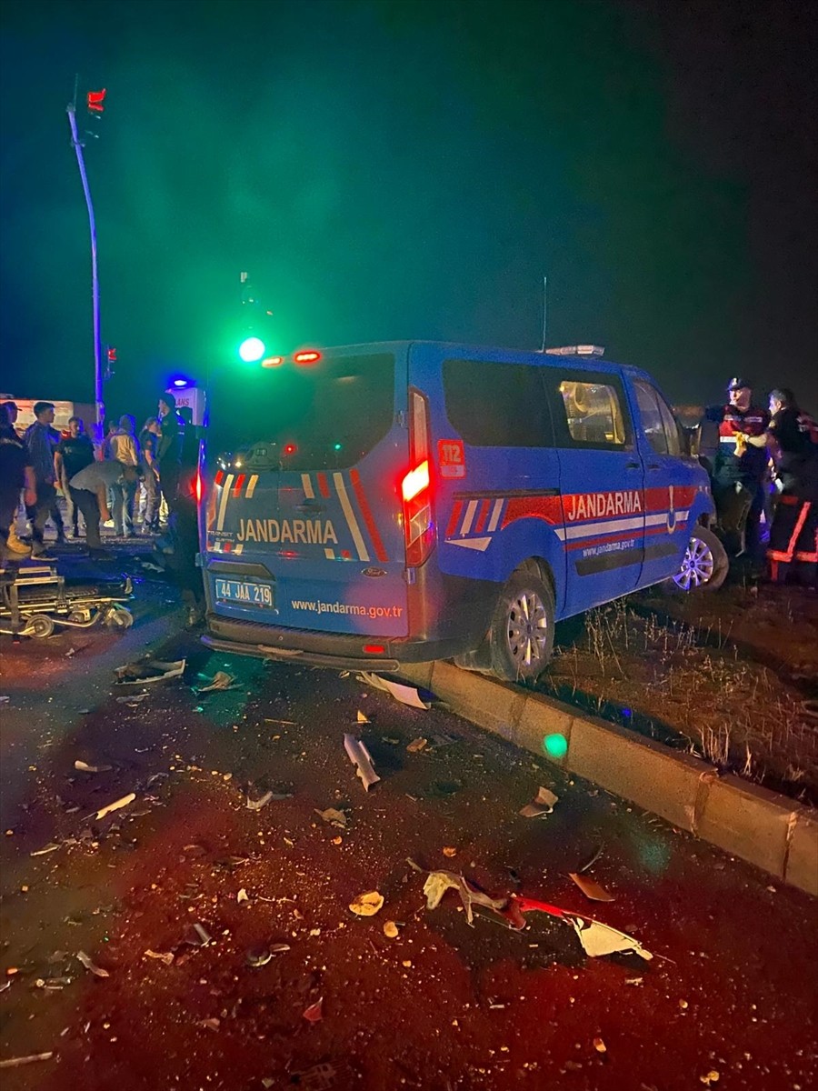 Malatya'da askeri araçla otomobilin çarpışması sonucu 5'i jandarma personeli 8 kişi...