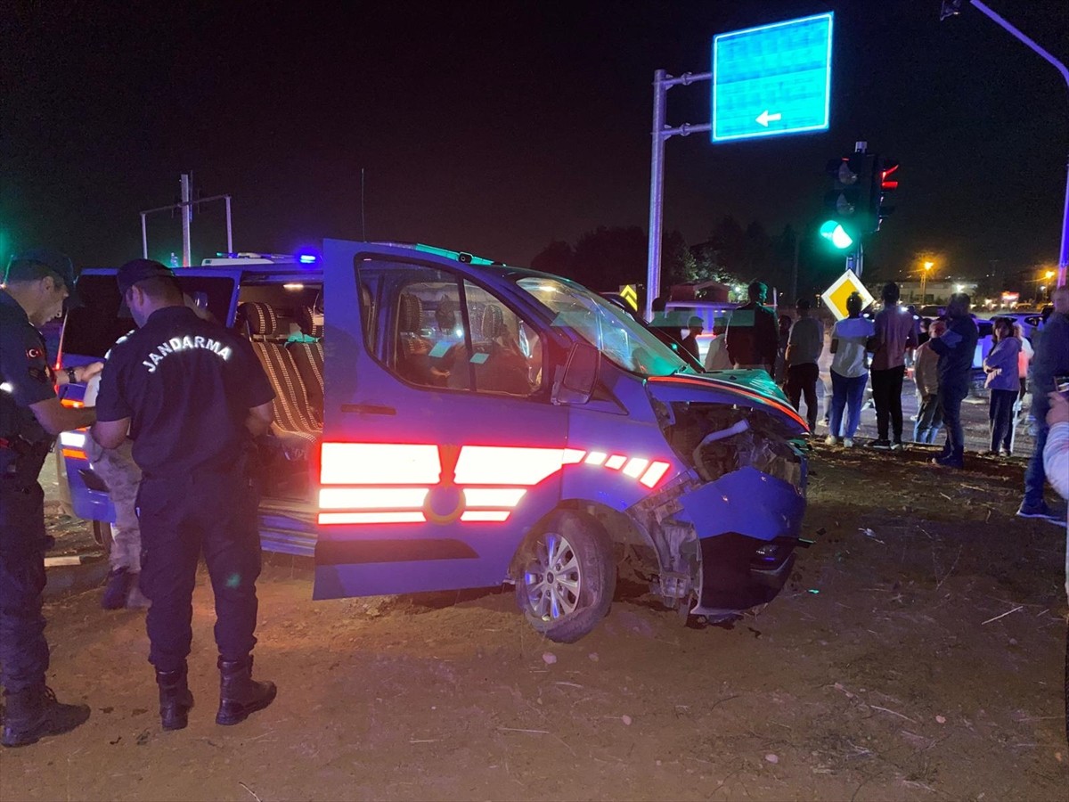 Malatya'da askeri araçla otomobilin çarpışması sonucu 5'i jandarma personeli 8 kişi...