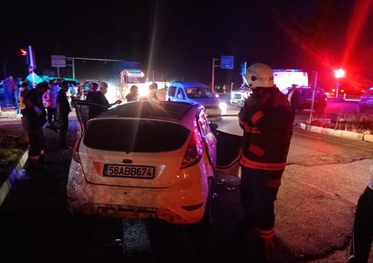 Malatya'da askeri araçla otomobilin çarpışması sonucu 5'i jandarma personeli 8 kişi...