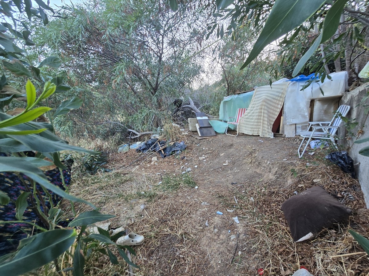 Muğla'nın Datça ilçesinde bir kişi, kaldığı çadırda ölü bulundu.