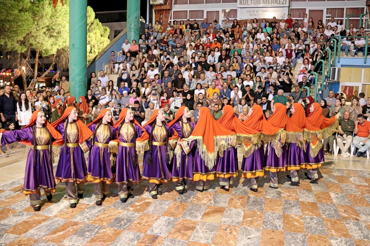 Muğla’nın Fethiye ilçesinde uluslararası halk oyunları festivali düzenlendi. Fethiye Belediyesi...