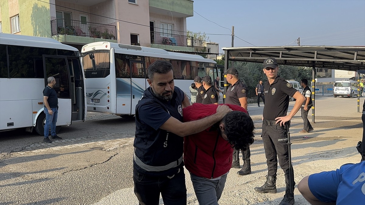 Osmaniye'nin Düziçi ilçesinde küçük yaştaki kıza cinsel istismar iddiasıyla gözaltına alınan 18...