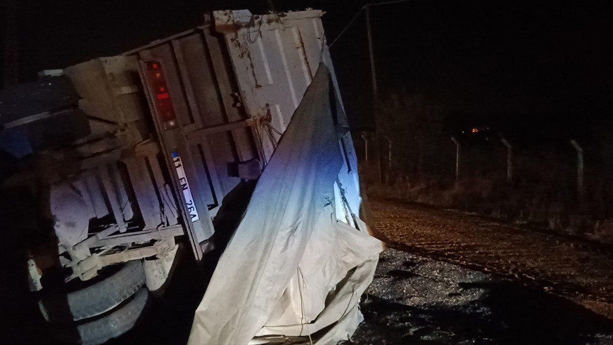 Pazaryeri ilçesinde bir kamyonet ve iki otomobilin karıştığı trafik kazasında, 1 kişi...