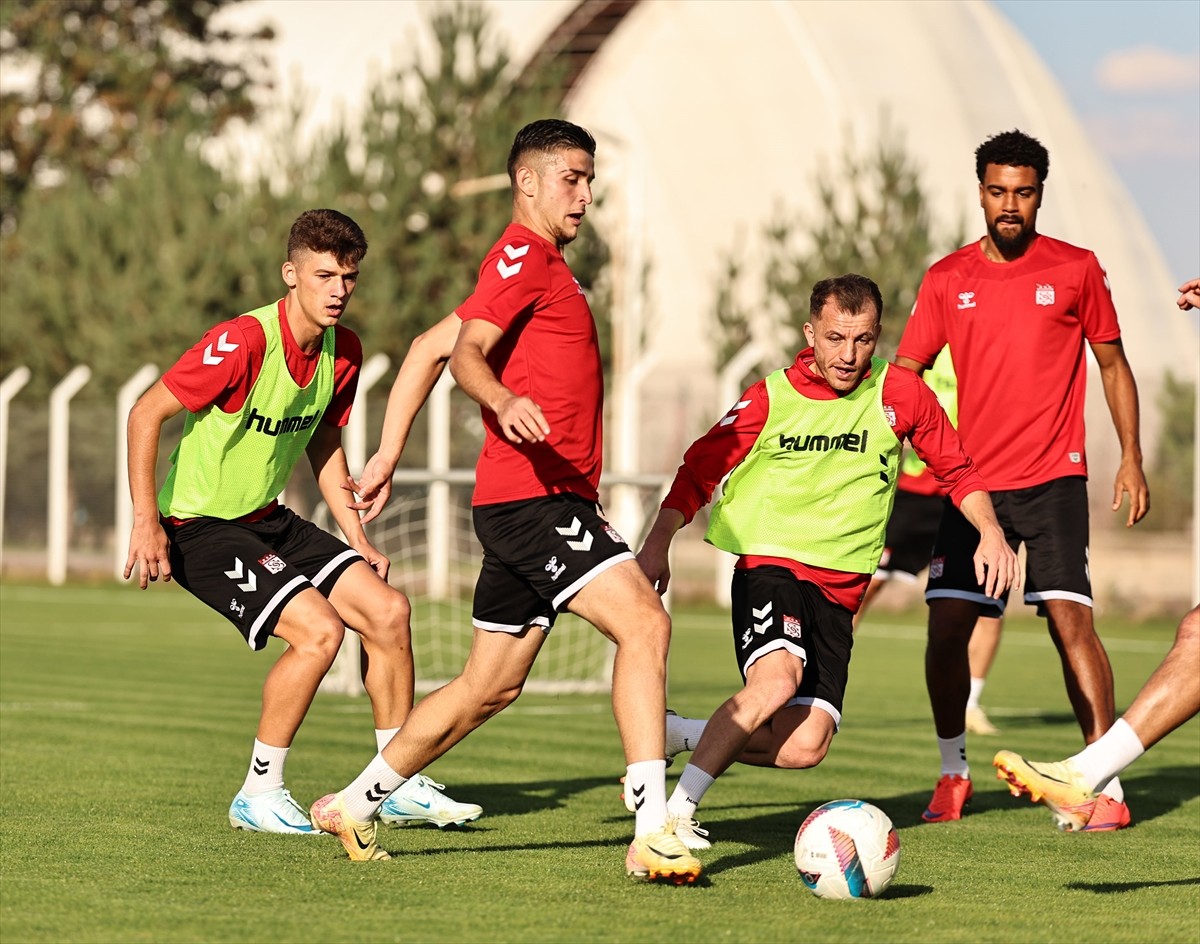 Trendyol Süper Lig'in 8. haftasında deplasmanda Göztepe ile karşılaşacak Net Global Sivasspor...