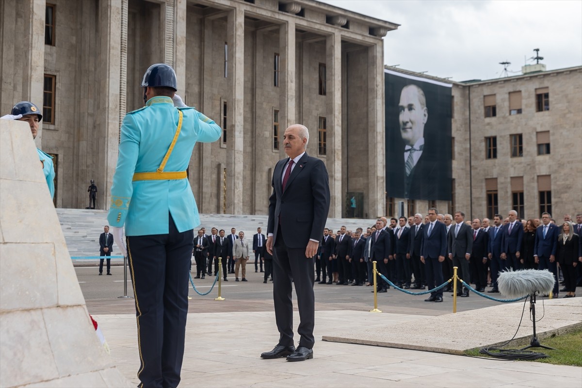 28. Dönem 3. Yasama Yılı açılışı dolayısıyla Meclis'teki Atatürk Anıtı önünde tören...