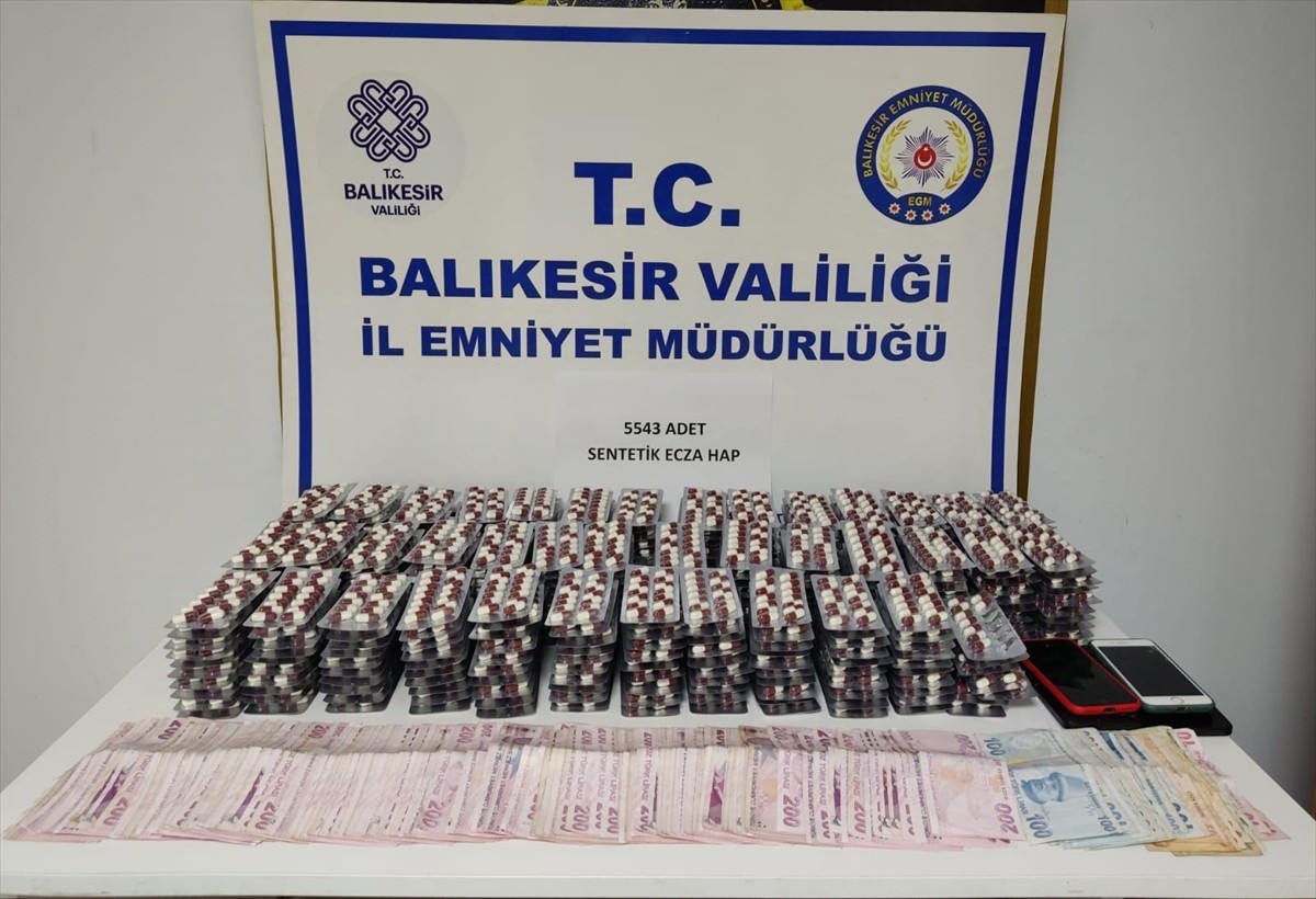 Balıkesir'in Ayvalık ilçesinde düzenlenen uyuşturucu operasyonunda gözaltına alınan 4 şüpheli...