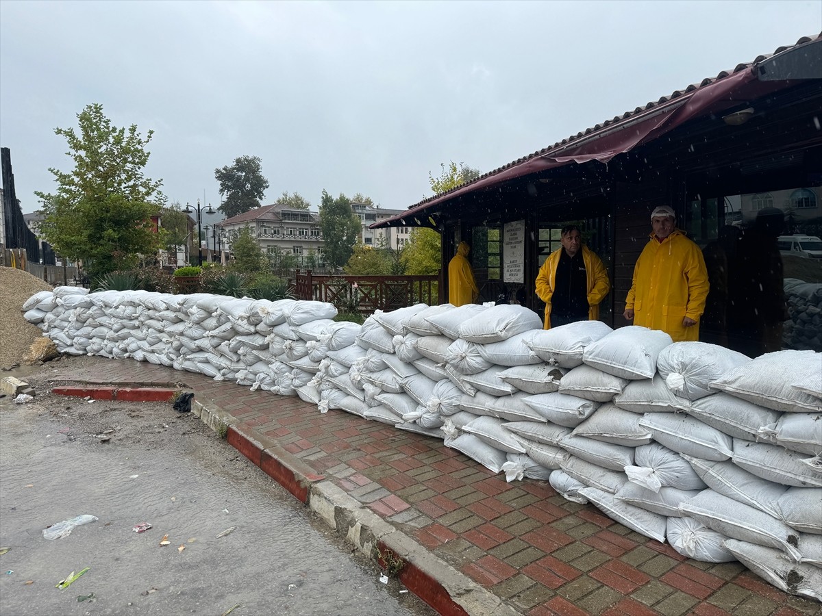 Bartın'da etkili olan kuvvetli yağış yaşamı olumsuz etkilerken, Bartın Irmağı'nın taşma riskine...