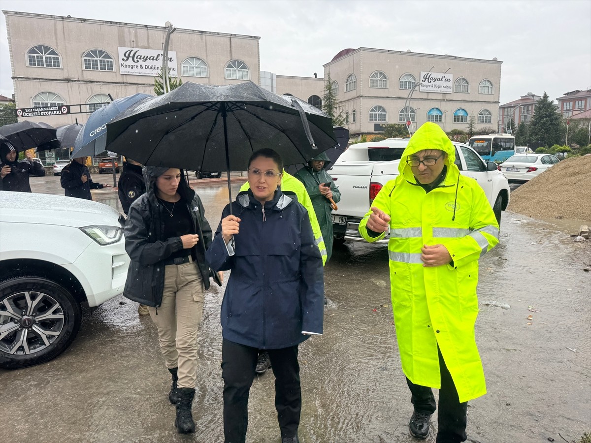 Bartın'da etkili olan kuvvetli yağış yaşamı olumsuz etkilerken, Bartın Irmağı'nın taşma riskine...