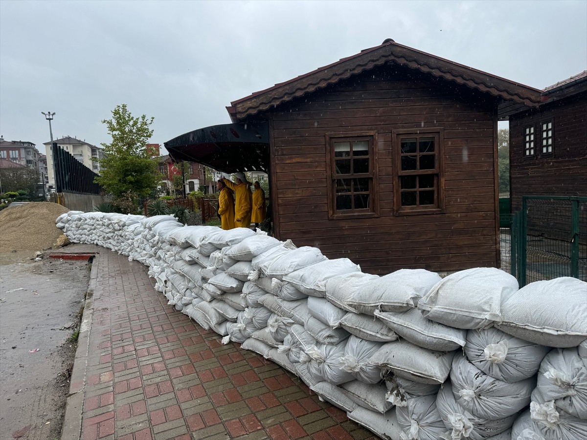 Bartın'da etkili olan kuvvetli yağış yaşamı olumsuz etkilerken, Bartın Irmağı'nın taşma riskine...