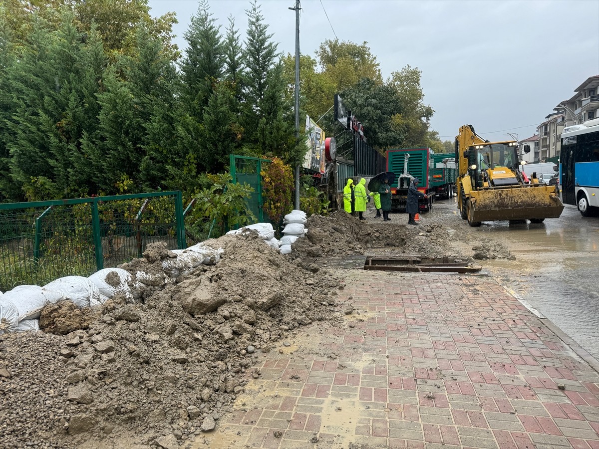 Bartın'da etkili olan kuvvetli yağış yaşamı olumsuz etkilerken, Bartın Irmağı'nın taşma riskine...