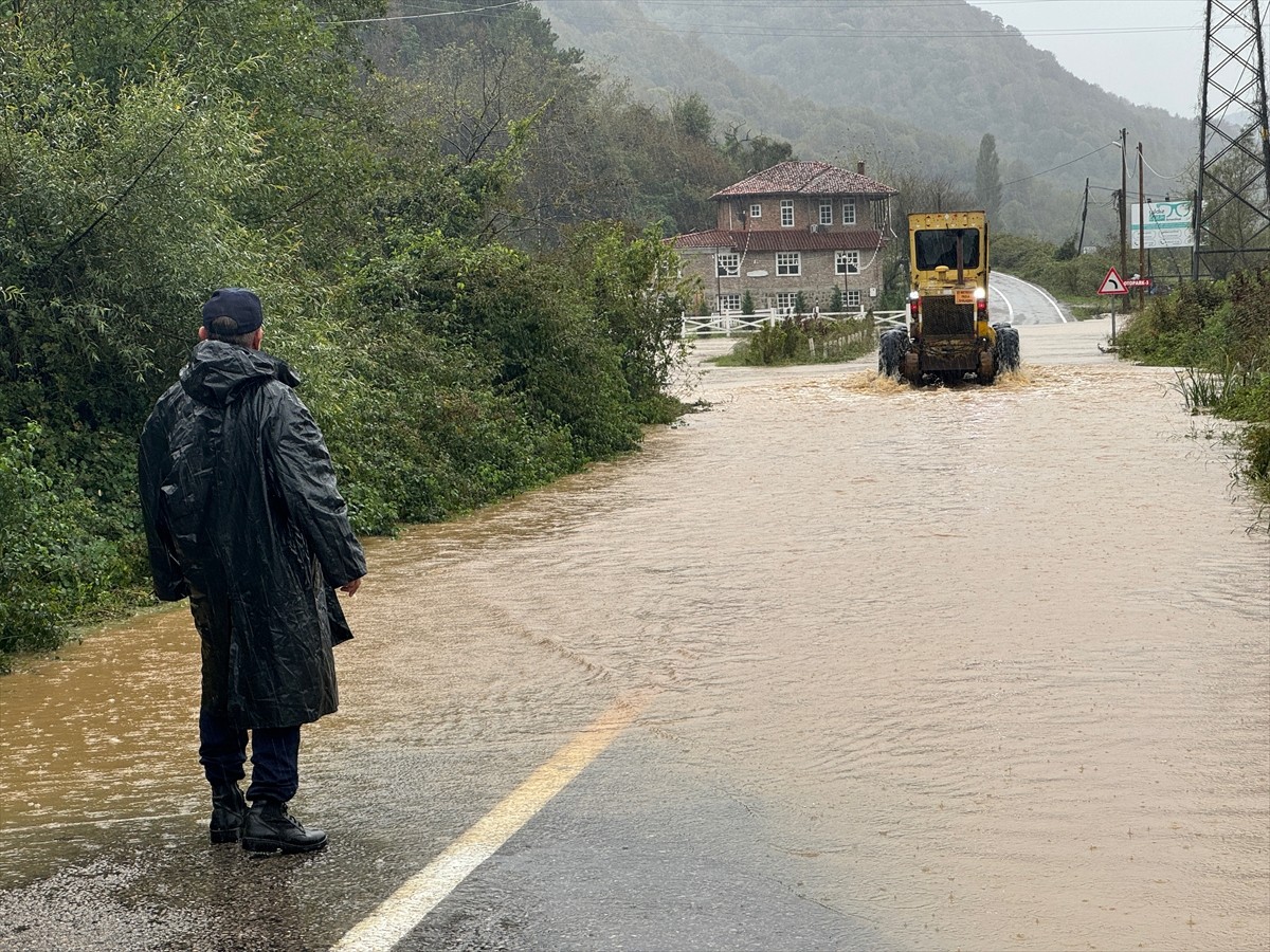 Bartın'da sağanak nedeniyle derenin taşması sonucu İnkumu tatil beldesine ulaşım sağlanan kara...