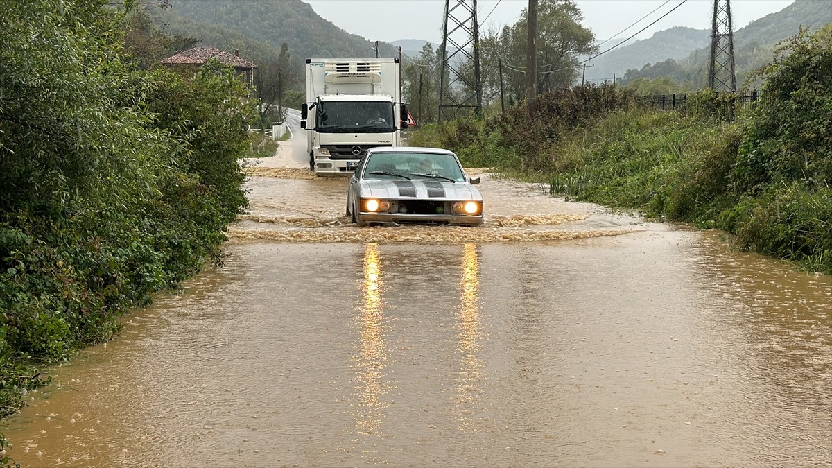 Bartın'da sağanak nedeniyle derenin taşması sonucu İnkumu tatil beldesine ulaşım sağlanan kara...