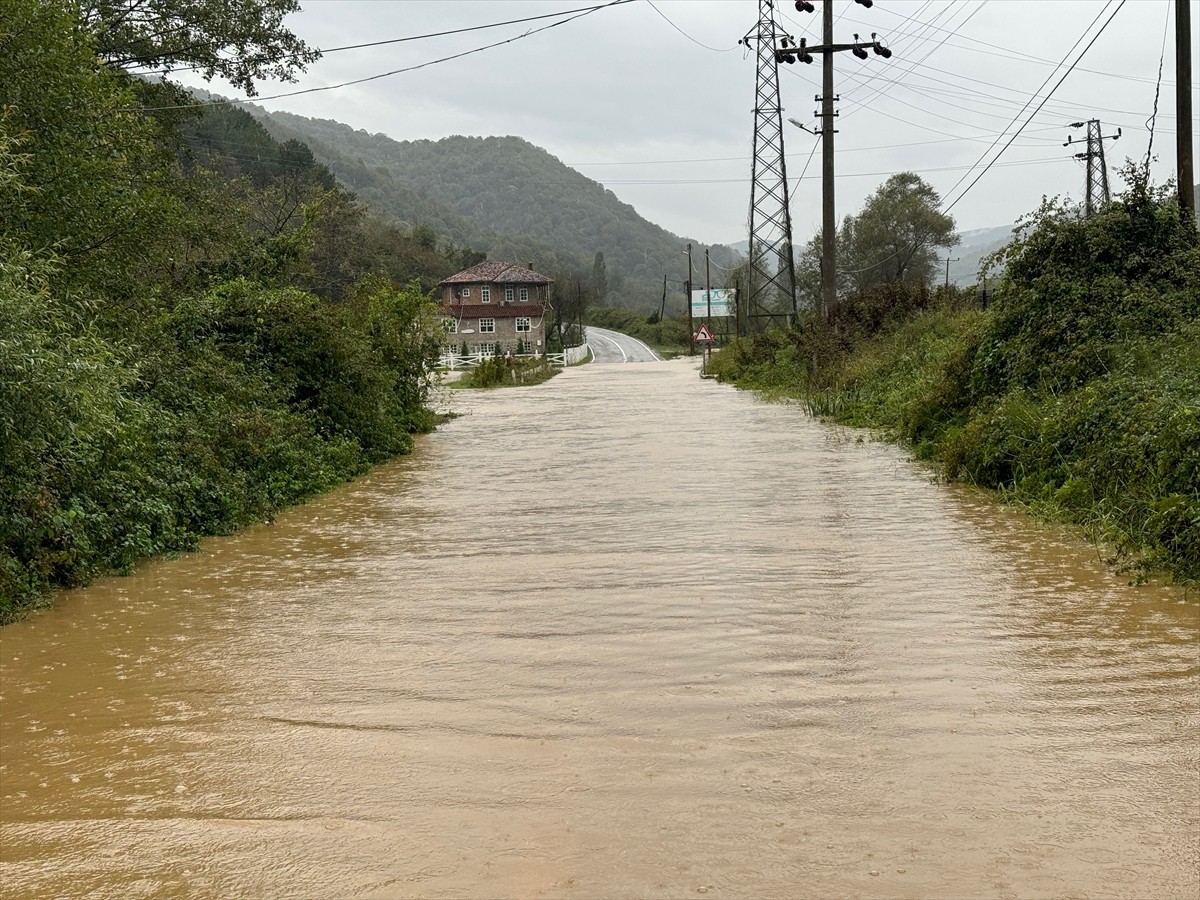 Bartın'da sağanak nedeniyle derenin taşması sonucu İnkumu tatil beldesine ulaşım sağlanan kara...