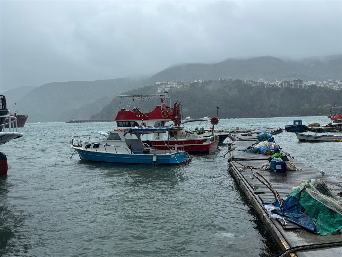 Bartın'ın Amasra ilçesinde saatteki hızı 80 kilometreye ulaşan rüzgarın etkisiyle dalga boyu 6...