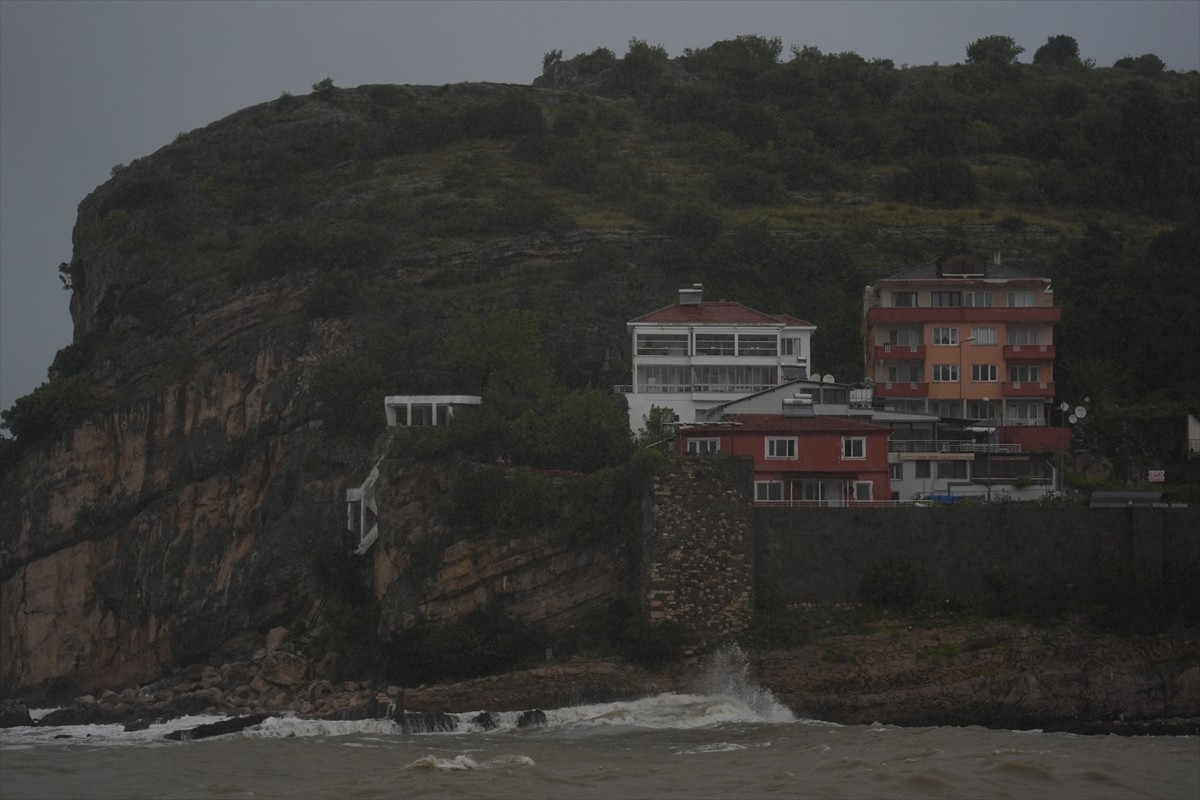 Bartın'ın Amasra ilçesinde saatteki hızı 80 kilometreye ulaşan rüzgarın etkisiyle dalga boyu 6...