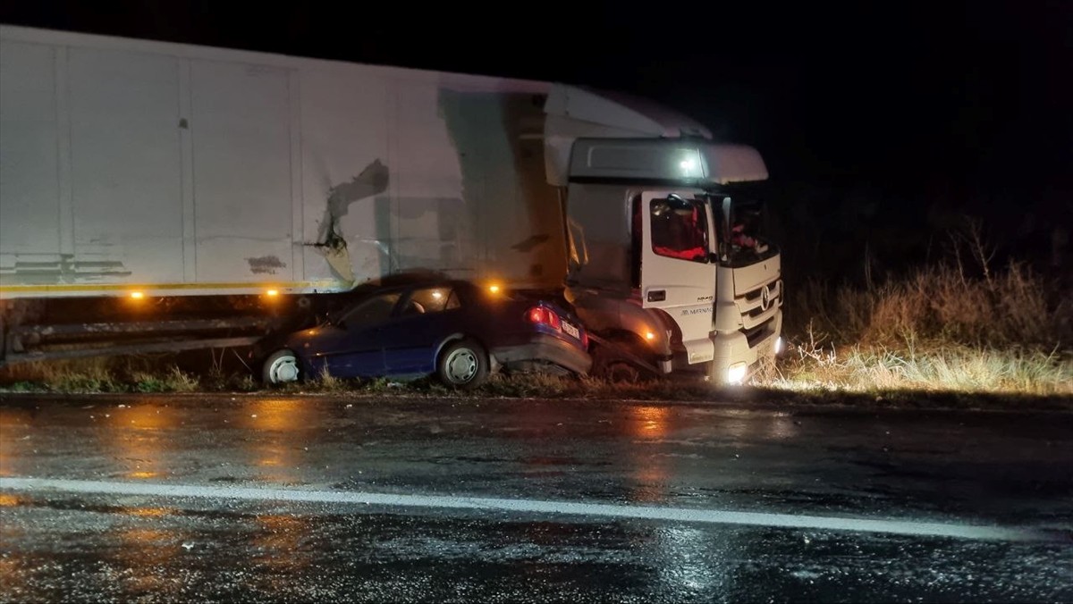 Çorum'da otomobilin tıra çarpması sonucu 5 kişi yaralandı.