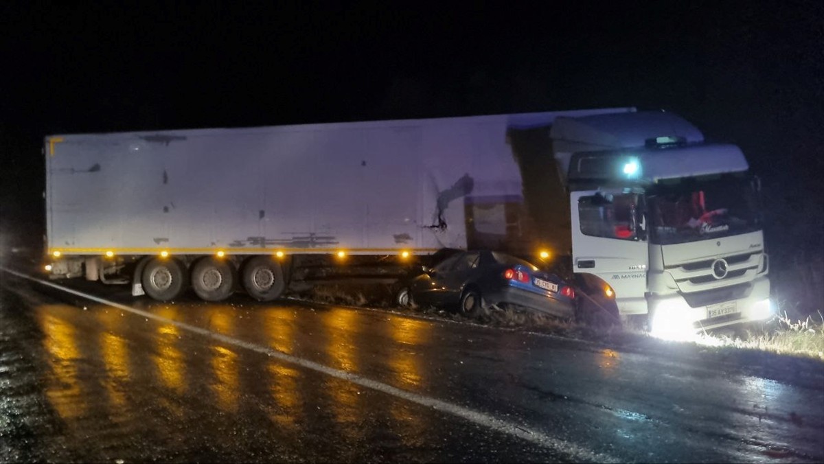 Çorum'da otomobilin tıra çarpması sonucu 5 kişi yaralandı.