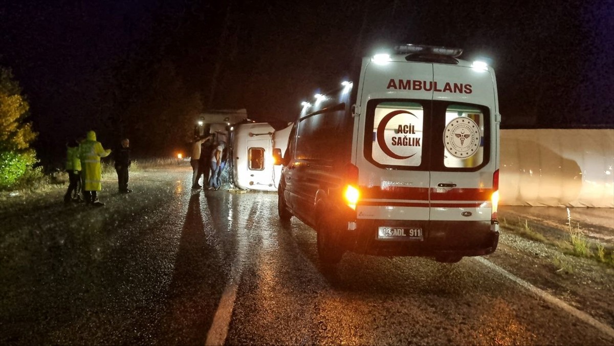 Çorum'un Alaca ilçesinde fındık kabuğu yüklü tırın devrilmesi sonucu 2 kişi yaralandı. Kaza yerine...