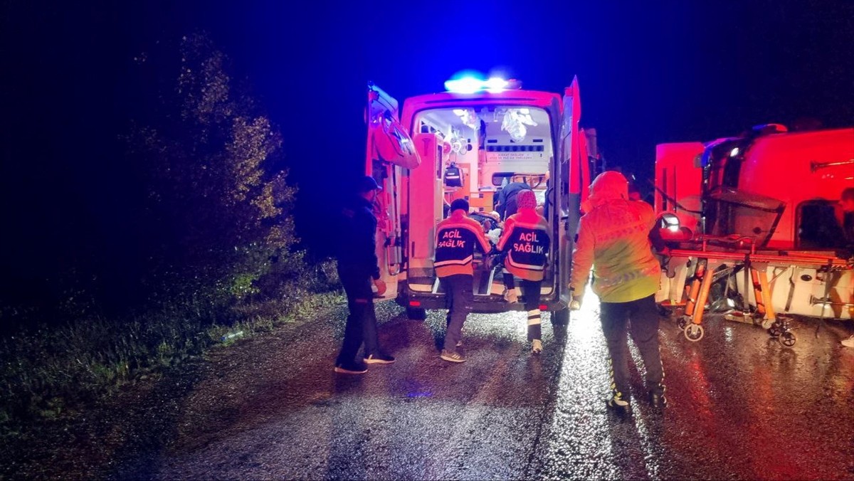 Çorum'un Alaca ilçesinde fındık kabuğu yüklü tırın devrilmesi sonucu 2 kişi yaralandı. Kaza yerine...