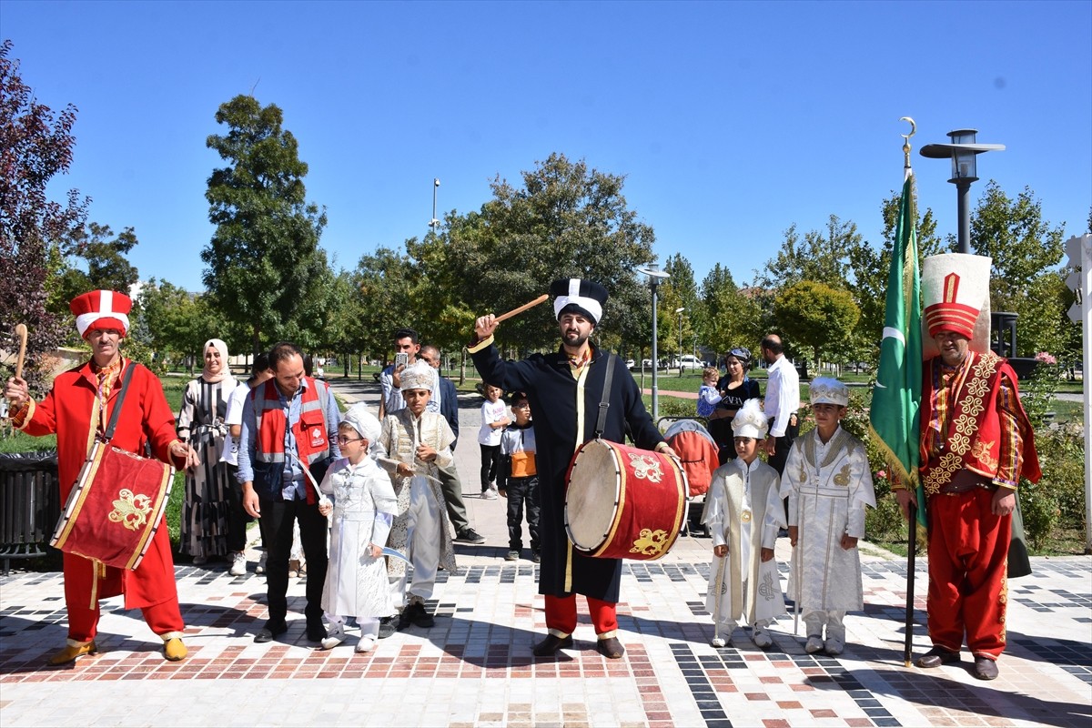 Elazığ'da, Malatya Vakıflar Bölge Müdürlüğü tarafından 20 çocuk için toplu sünnet şöleni...