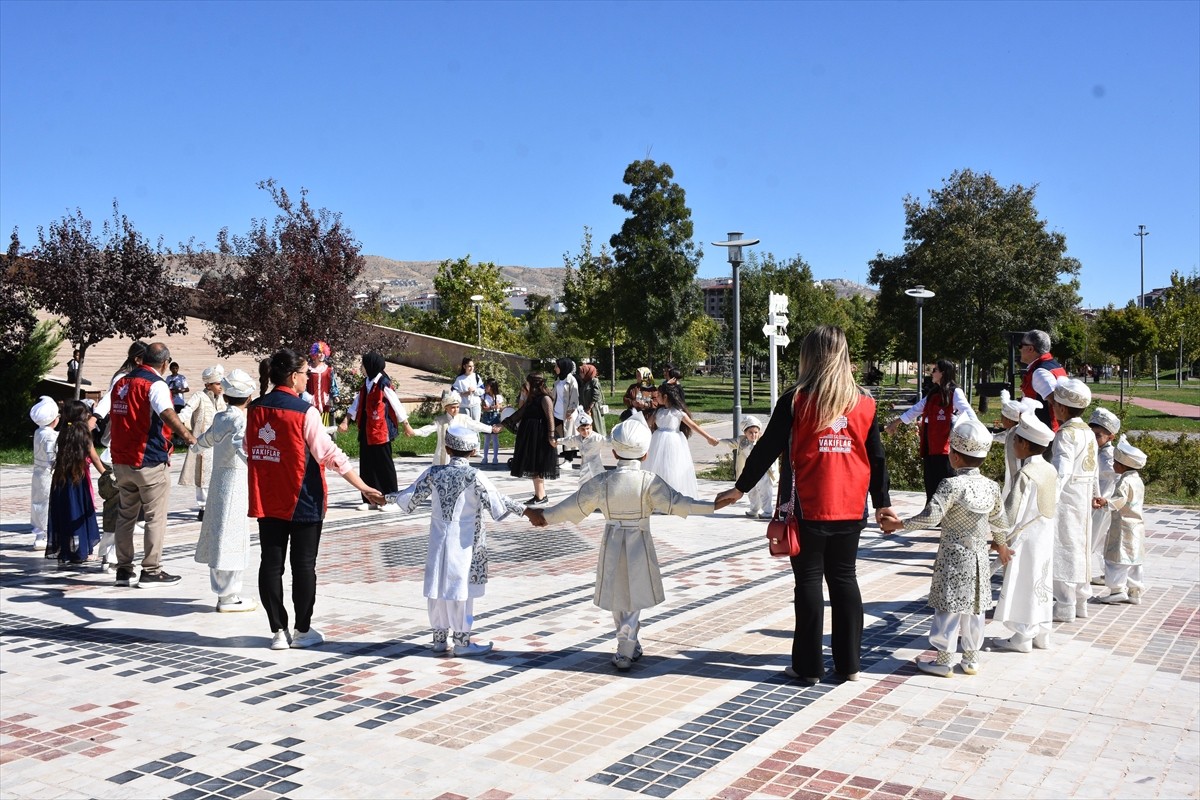 Elazığ'da, Malatya Vakıflar Bölge Müdürlüğü tarafından 20 çocuk için toplu sünnet şöleni...