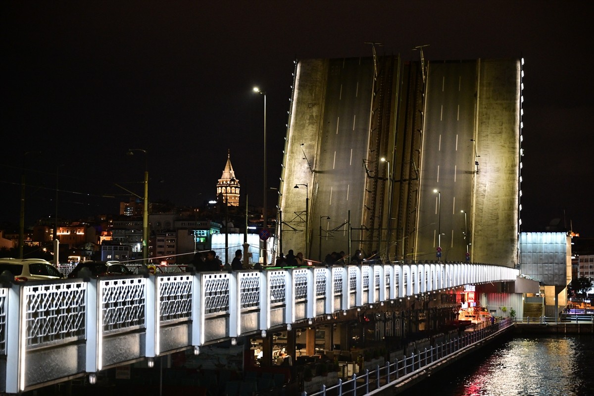 Galata ve Atatürk (Unkapanı) köprüleri, gece saatlerinde bakım onarım çalışması nedeniyle araç ve...