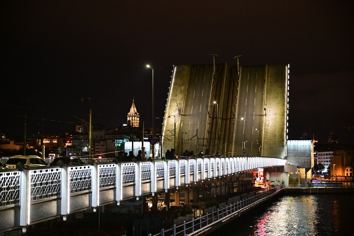 Galata ve Atatürk (Unkapanı) köprüleri, gece saatlerinde bakım onarım çalışması nedeniyle araç ve...