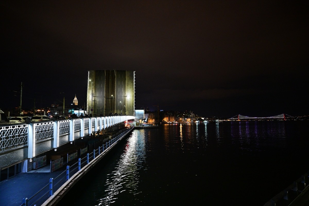 Galata ve Atatürk (Unkapanı) köprüleri, gece saatlerinde bakım onarım çalışması nedeniyle araç ve...