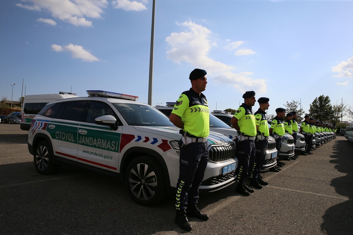 Gaziantep'te, hayırseverlerin desteğiyle İl Emniyet Müdürlüğü ve İl Jandarma Komutanlığının...