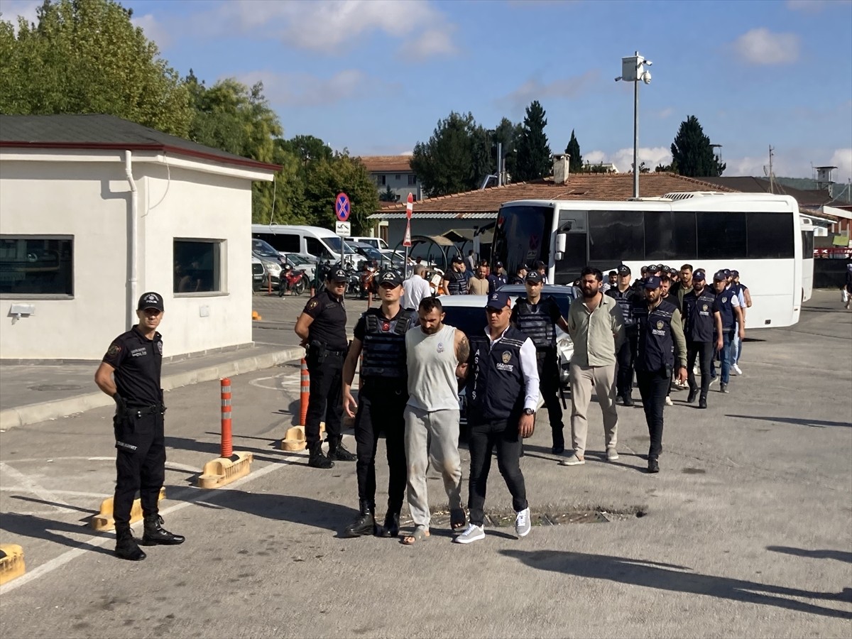 Gaziantep'te sokak ortasında uzun namlulu silahlarla görüntülenen kişilere yönelik operasyonda...