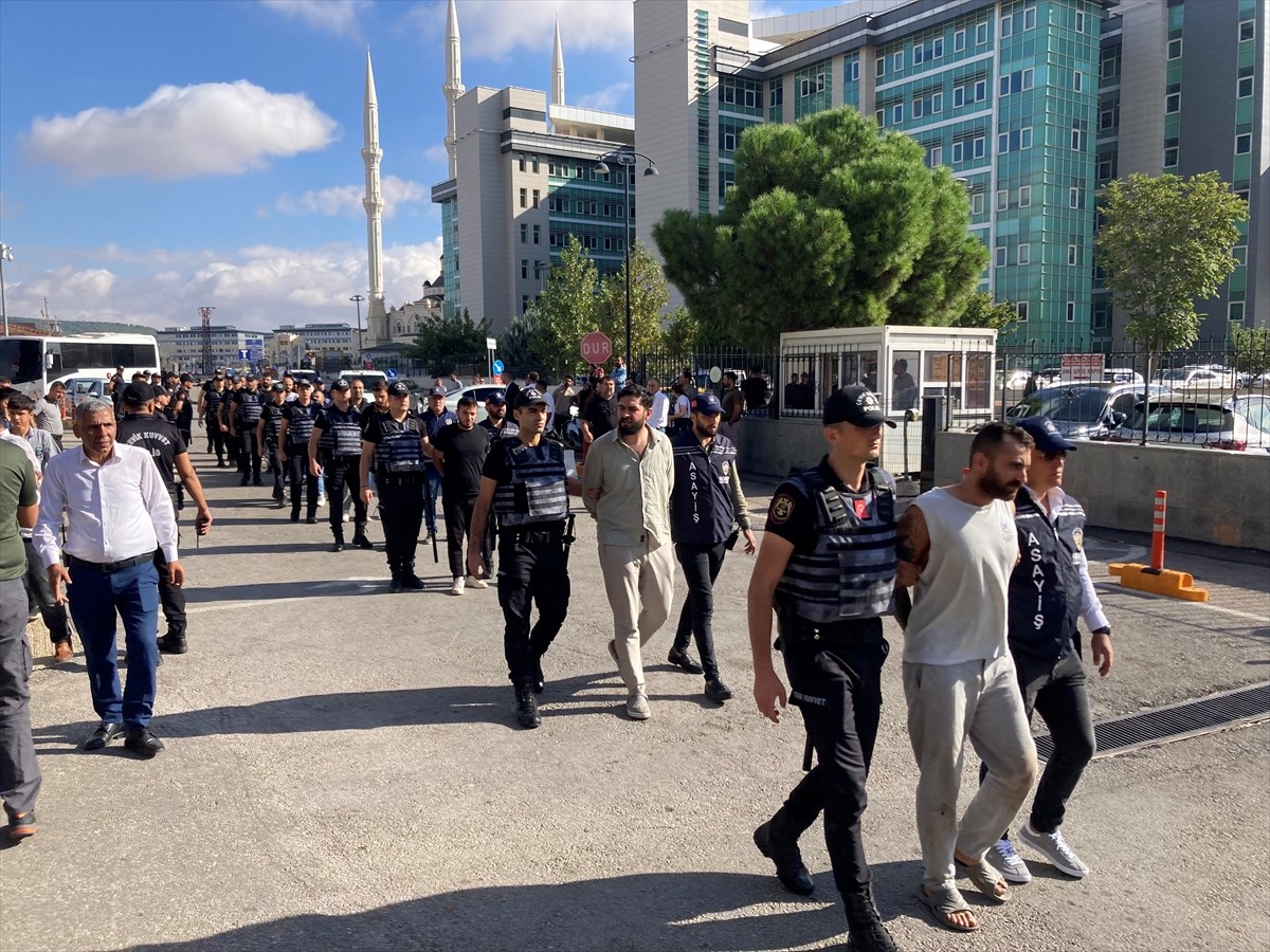 Gaziantep'te sokak ortasında uzun namlulu silahlarla görüntülenen kişilere yönelik operasyonda...