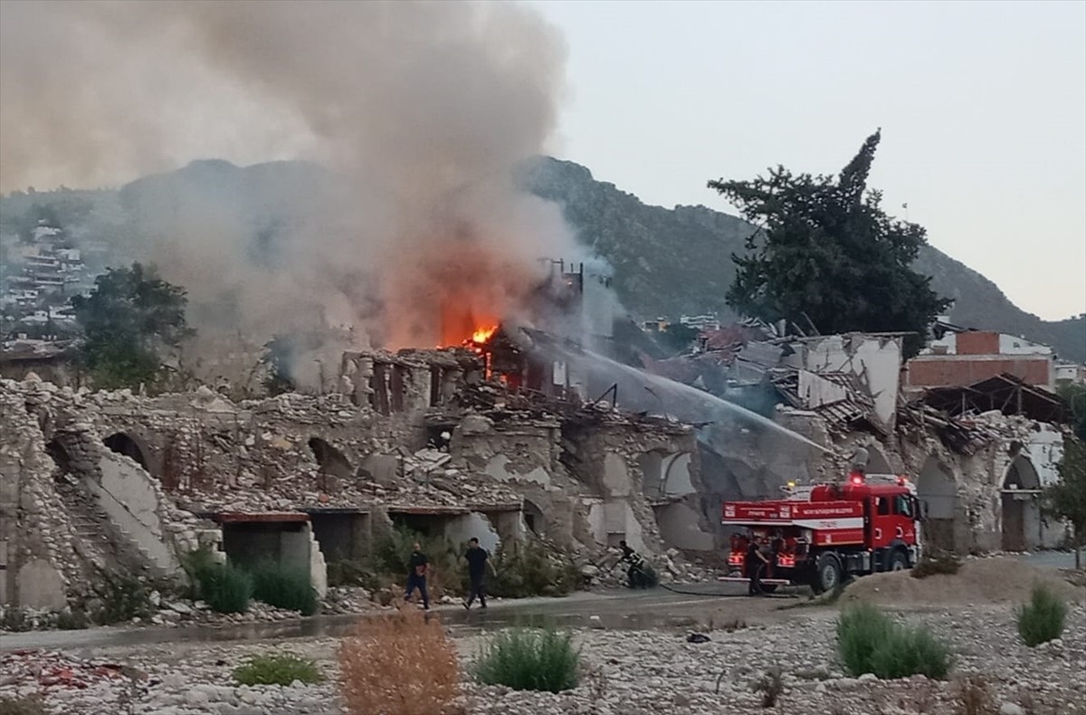 Hatay'ın merkez Antakya ilçesinde 2 katlı boş binada çıkan yangın söndürüldü.