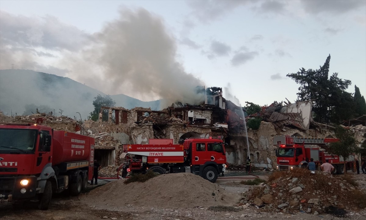 Hatay'ın merkez Antakya ilçesinde 2 katlı boş binada çıkan yangın söndürüldü.