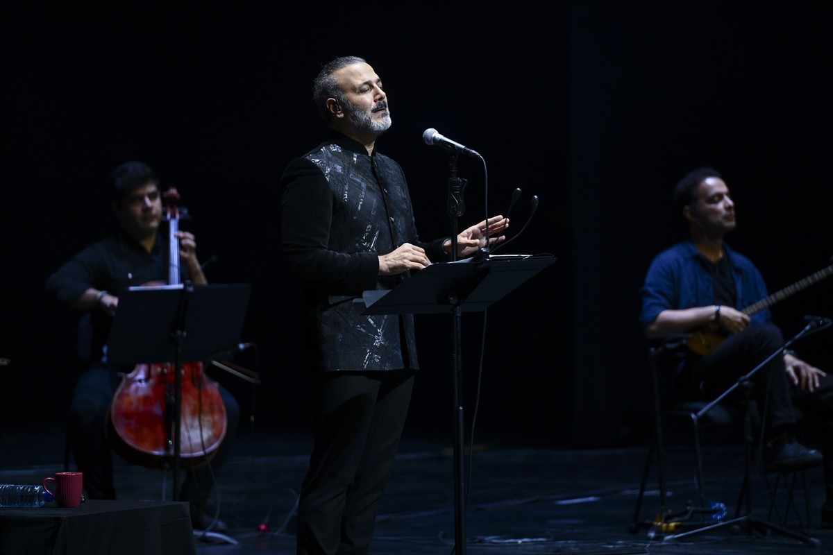 İranlı şarkıcı Alireza Ghorbani, Kültür Yolu Festivali kapsamında düzenlenen 6. Uluslararası Halk...