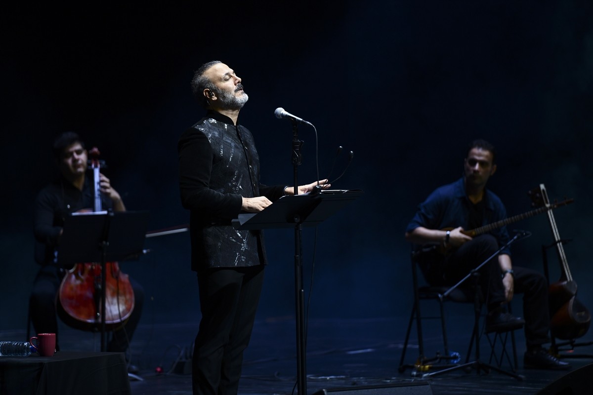 İranlı şarkıcı Alireza Ghorbani, Kültür Yolu Festivali kapsamında düzenlenen 6. Uluslararası Halk...