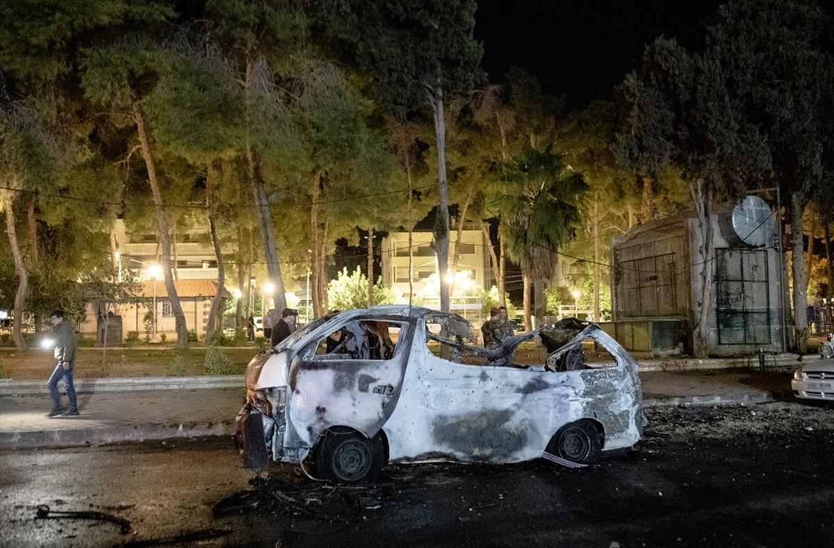 İsrail güçleri, Suriye'nin başkenti Şam'ın Mezze bölgesindeki birden fazla askeri noktaya hava...