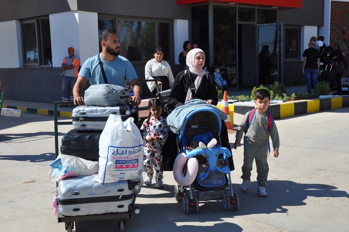 İsrail'in saldırılarını sürdürdüğü Lübnan'daki 315 yabancı uyruklu, deniz yoluyla Mersin'in...