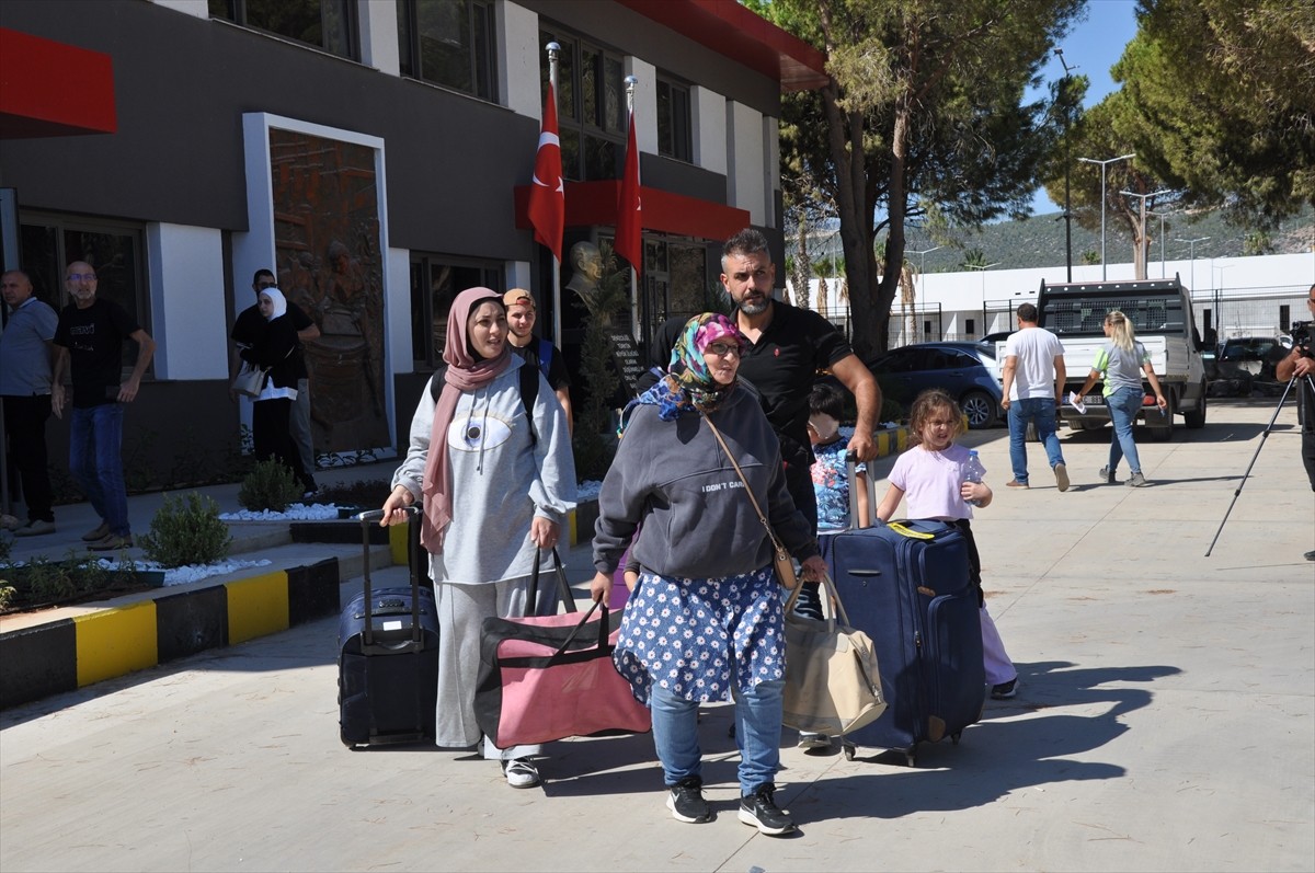 İsrail'in saldırılarını sürdürdüğü Lübnan'daki 315 yabancı uyruklu, deniz yoluyla Mersin'in...